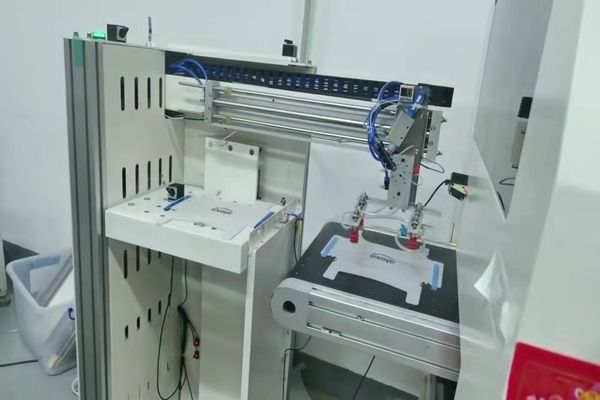 机器视觉的皮带线贴蓝膜应用