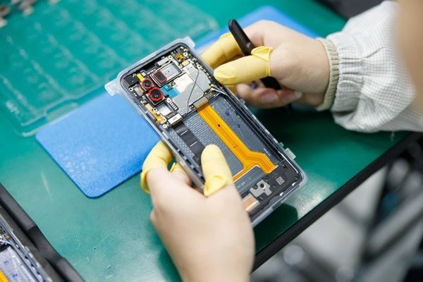 高精度机器视觉技术赋能手机边框螺丝锁附